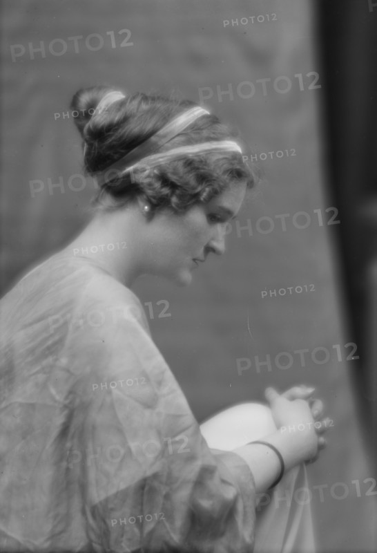 Montgomery, Margaret Phelps, Miss, portrait photograph, 1912 Sept. 27. Creator: Arnold Genthe.