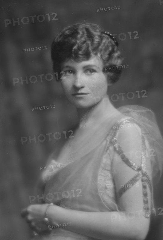 Morgan, Constance, Miss, portrait photograph, 1915 Sept. 27. Creator: Arnold Genthe.