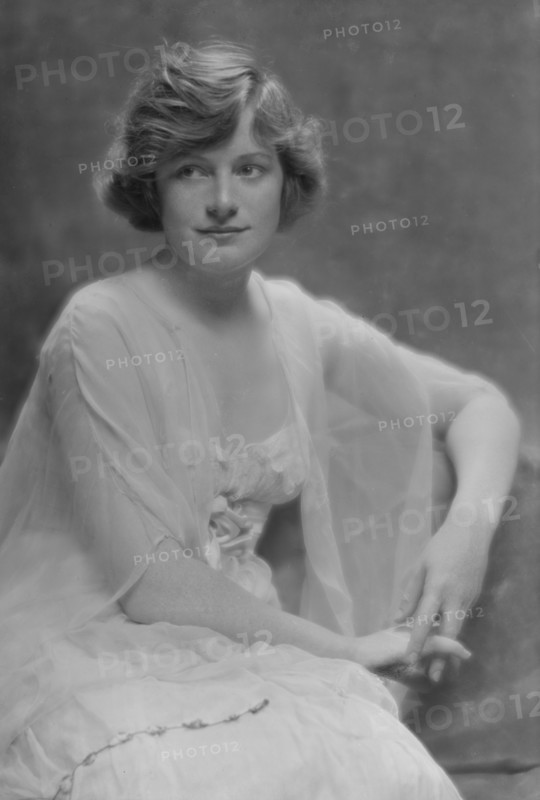 Murdock, Ann, Miss, portrait photograph, 1914 July 23. Creator: Arnold Genthe.