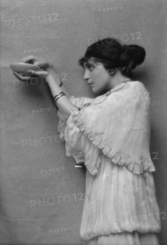 Namara-Toye, Mme., portrait photograph, 1912. Creator: Arnold Genthe.