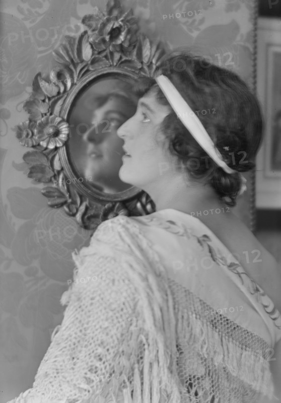 Namara-Toye, Mme., portrait photograph, 1912. Creator: Arnold Genthe.