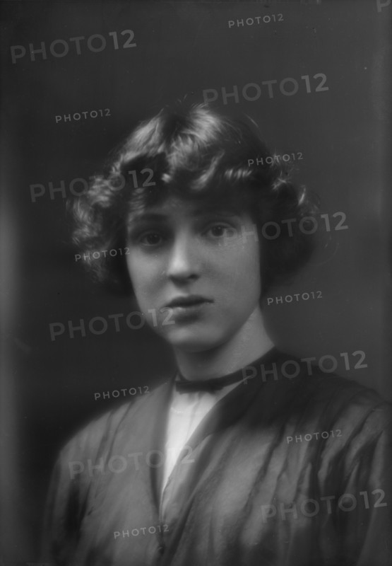Nash, Miss, portrait photograph, 1913. Creator: Arnold Genthe.