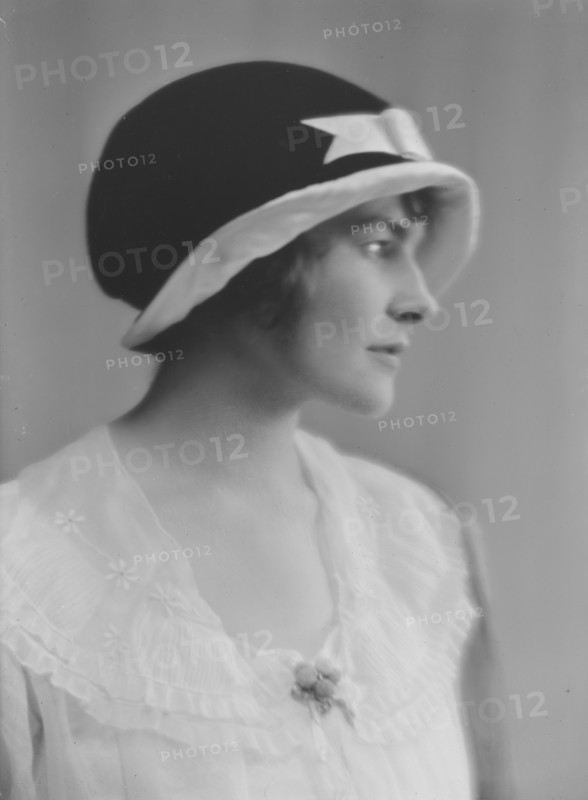 Nesbit, Cathleen, Miss, portrait photograph, 1916. Creator: Arnold Genthe.