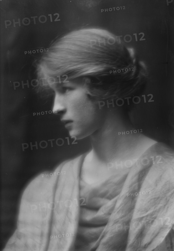 Osborn, Audrey, Miss, portrait photograph, 1913. Creator: Arnold Genthe.