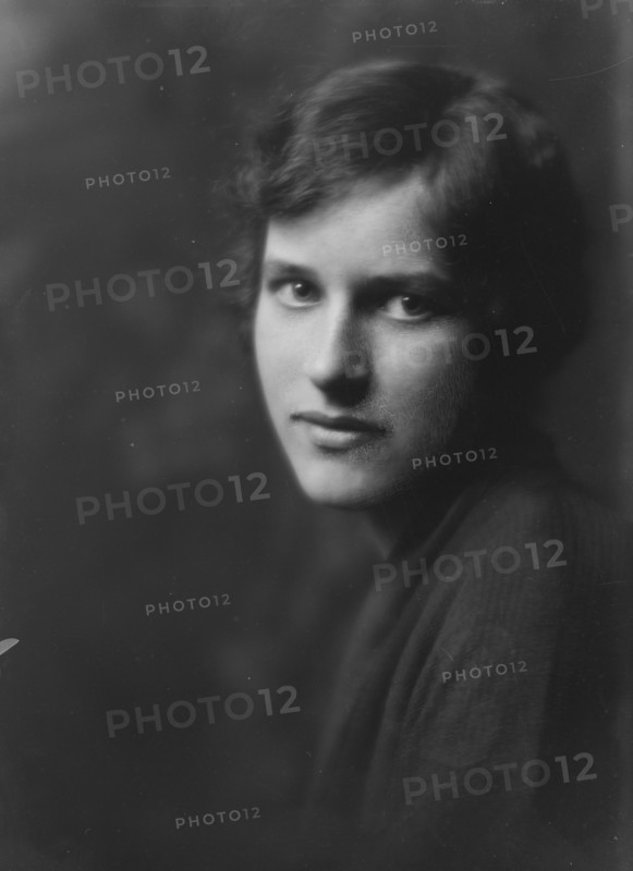 Osborn, M., Miss, portrait photograph, 1916 May 6. Creator: Arnold Genthe.