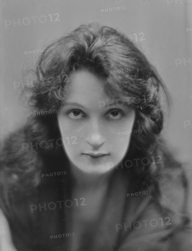 Palmer, May, Miss, portrait photograph, 1916. Creator: Arnold Genthe.