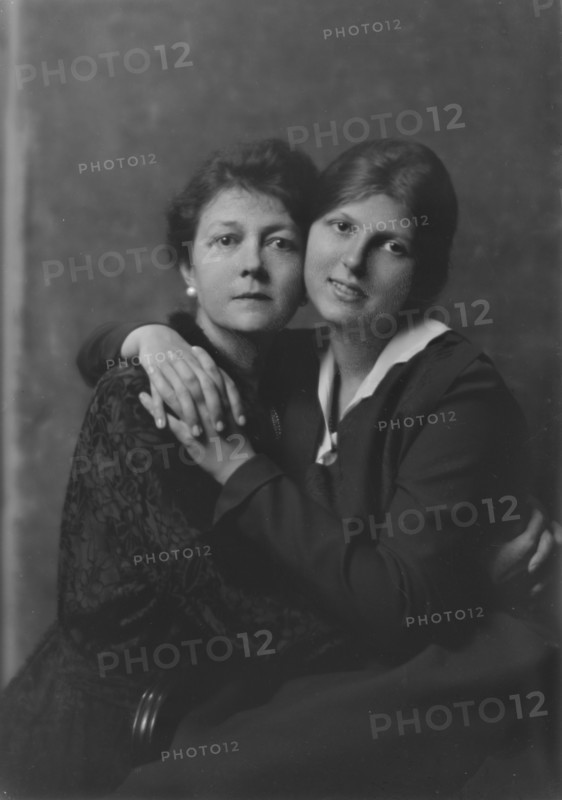 Pelton, L.D., Mrs., and daughter, portrait photograph, 1917 Oct. 1. Creator: Arnold Genthe.
