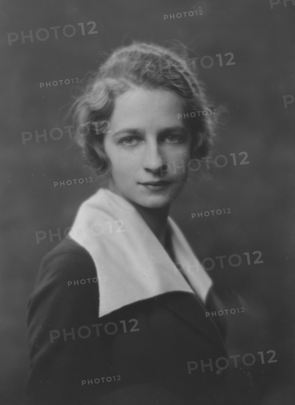 Phillips, Charlotte, Miss, portrait photograph, 1916. Creator: Arnold Genthe.