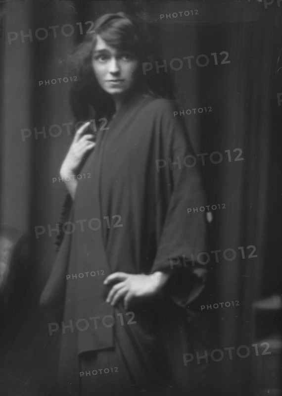 Pierce, Marion, Miss, portrait photograph, 1913. Creator: Arnold Genthe.