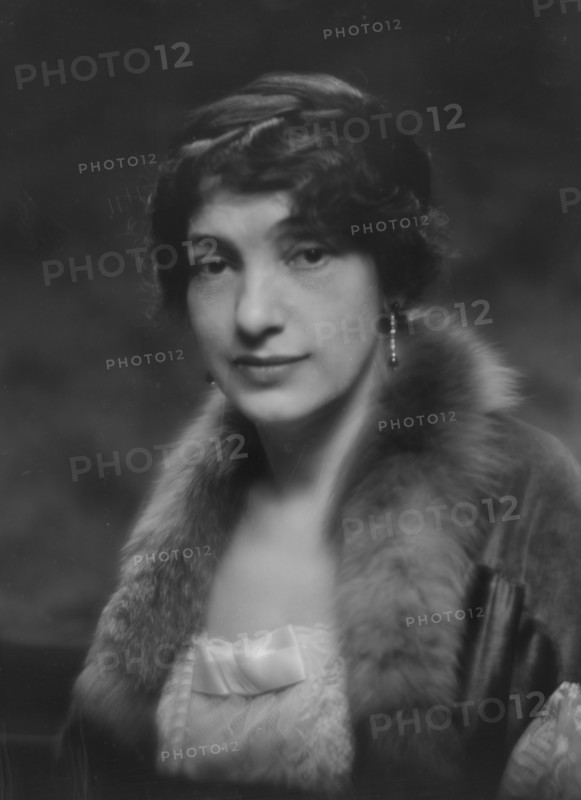 Putnam, Alice, Miss, portrait photograph, 1913. Creator: Arnold Genthe.