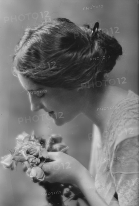 Sauer, Norma, Miss, portrait photograph, 1914 Aug. 15. Creator: Arnold Genthe.
