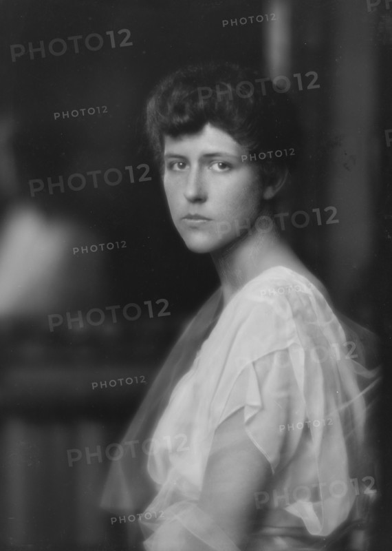 Scheld, Miss, portrait photograph, 1915. Creator: Arnold Genthe.