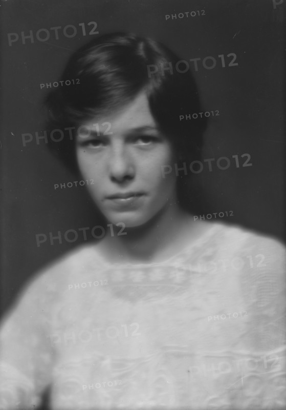 Skinner, Cornelia Otis, Miss, portrait photograph, 1913 Sept. 4. Creator: Arnold Genthe.