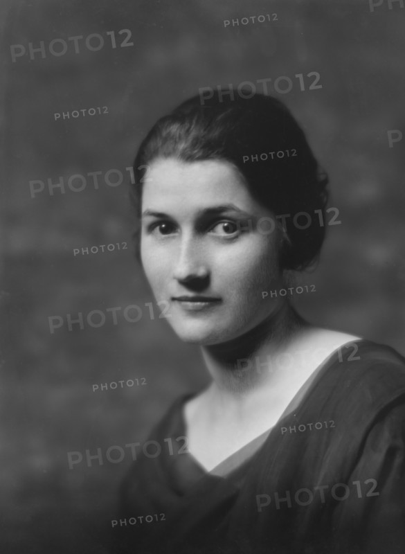 Smith, Dorothy, Miss, portrait photograph, 1917 Apr. 18. Creator: Arnold Genthe.