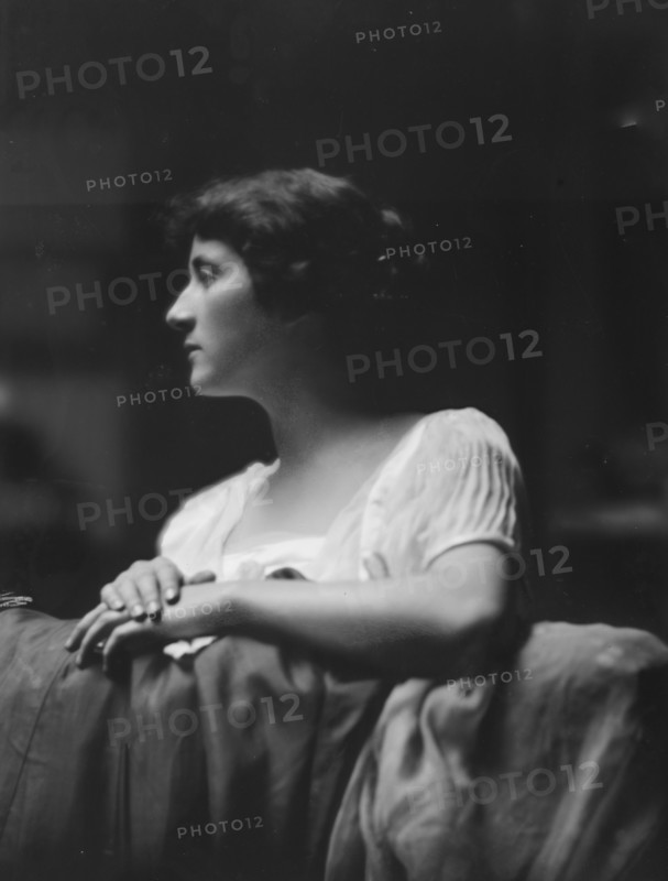 Smith, Lesley, Miss, portrait photograph, between 1914 and 1919. Creator: Arnold Genthe.
