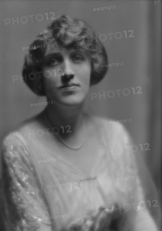 Stewart, E.P., Miss, portrait photograph, 1913. Creator: Arnold Genthe.