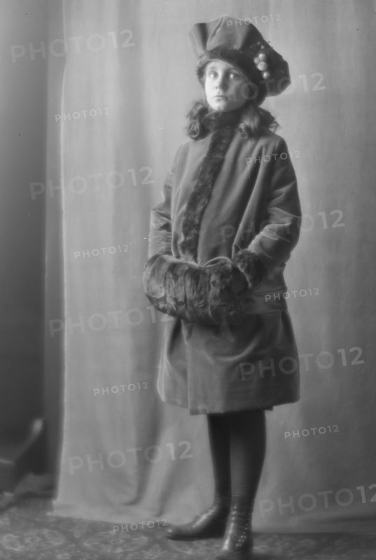 Stillman, C.C., Mrs., child of, portrait photograph, 1913. Creator: Arnold Genthe.