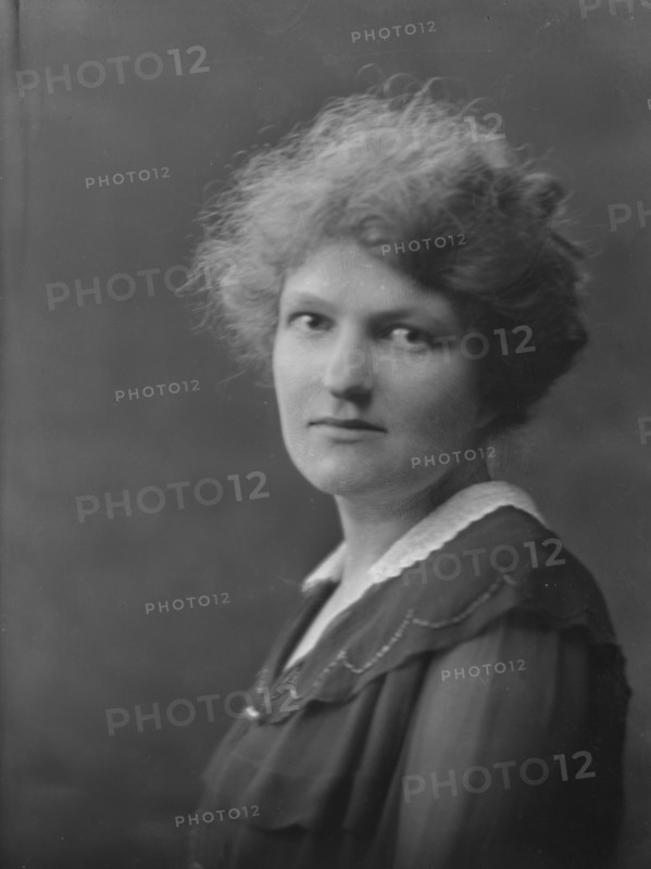 Tallman, Miss, portrait photograph, 1916 or 1917. Creator: Arnold Genthe.