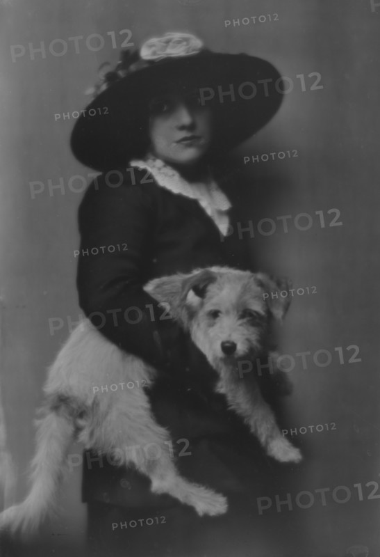Taylor, Laurette, Miss, with dog, portrait photograph, 1913. Creator: Arnold Genthe.