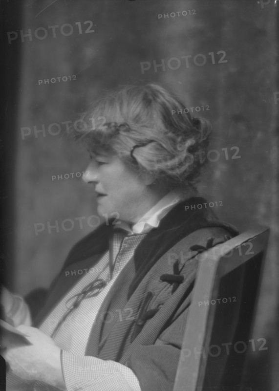 Terry, Ellen, Miss, portrait photograph, 1915. Creator: Arnold Genthe.