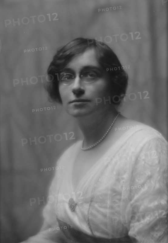 Thiele, E., Miss, portrait photograph, 1913 Mar. 31. Creator: Arnold Genthe.