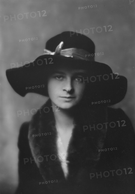 Townsend, Phyllis, Miss, portrait photograph, 1917 Dec. Creator: Arnold Genthe.