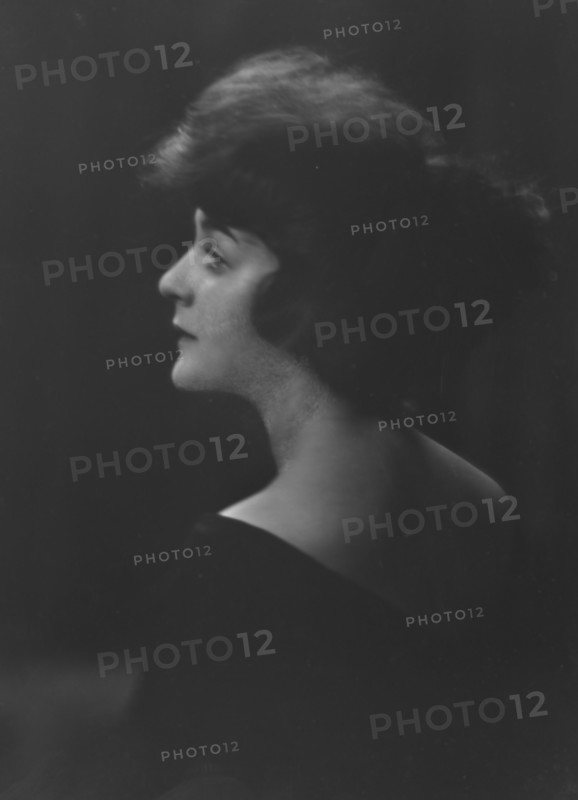 Turner, Janet, Miss, portrait photograph, between 1911 and 1942. Creator: Arnold Genthe.