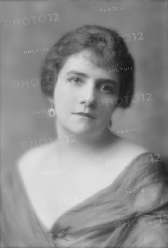 Uhthoff, Sara, Miss, portrait photograph, 1915 July 24. Creator: Arnold Genthe.