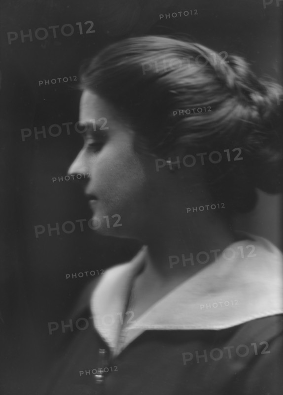 Unidentified woman, possibly Miss Viola Page, portrait photograph, (1916?). Creator: Arnold Genthe.