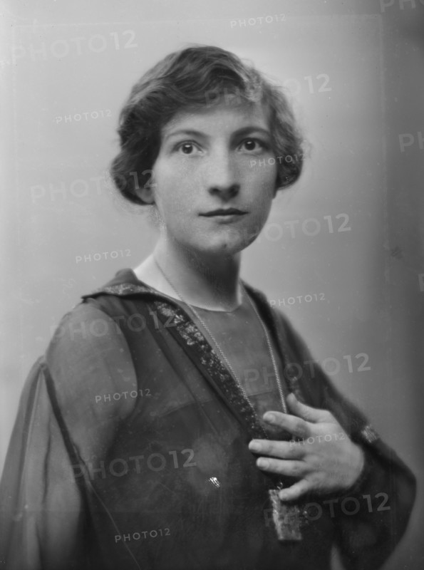 Varesi, Gilda, Miss, portrait photograph, between 1915 and 1920. Creator: Arnold Genthe.