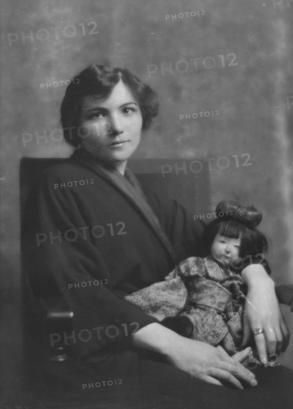 Victors, Miss, portrait photograph, 1915 May 18. Creator: Arnold Genthe.