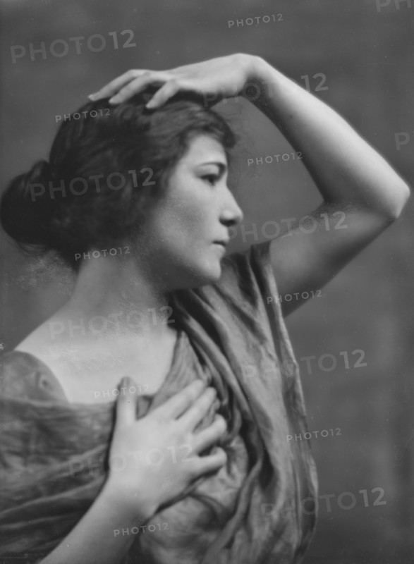 Victors, Miss, portrait photograph, 1915 May 18. Creator: Arnold Genthe.