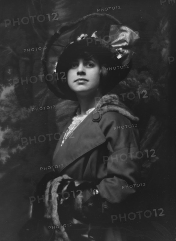 Wade, Miss, portrait photograph, 1913. Creator: Arnold Genthe.