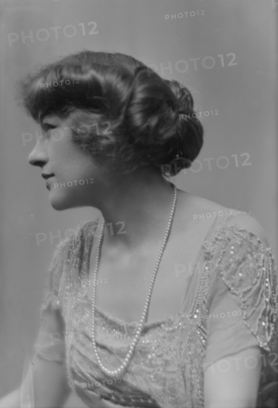 Walters, L., Miss, portrait photograph, 1914 Aug. 19. Creator: Arnold Genthe.