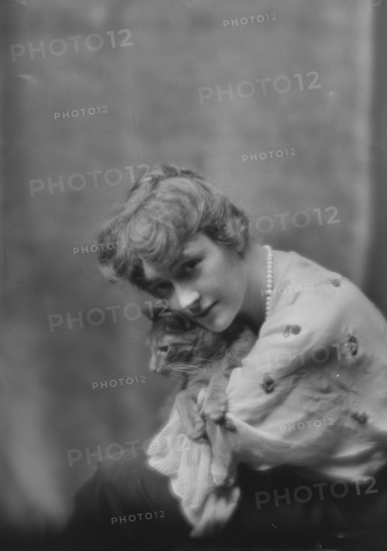 Lentz, Lu, Miss, with Buzzer the cat, portrait photograph, 1914 Apr. 17. Creator: Arnold Genthe.