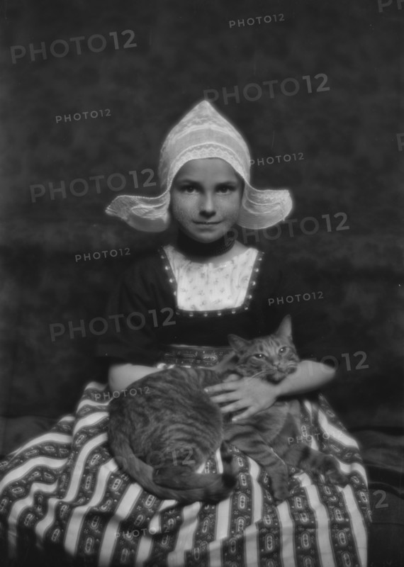 Silvester child with Buzzer the cat, portrait photograph, 1913 Mar. 3. Creator: Arnold Genthe.