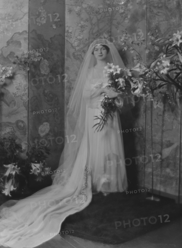 Fargo, Clara, Miss, portrait photograph, 1915 Jan. 15. Creator: Arnold Genthe.