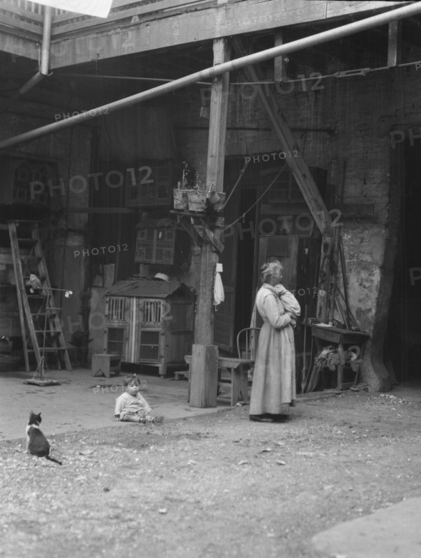 Italian courtyard, New Orleans, between 1920 and 1926. Creator: Arnold Genthe.
