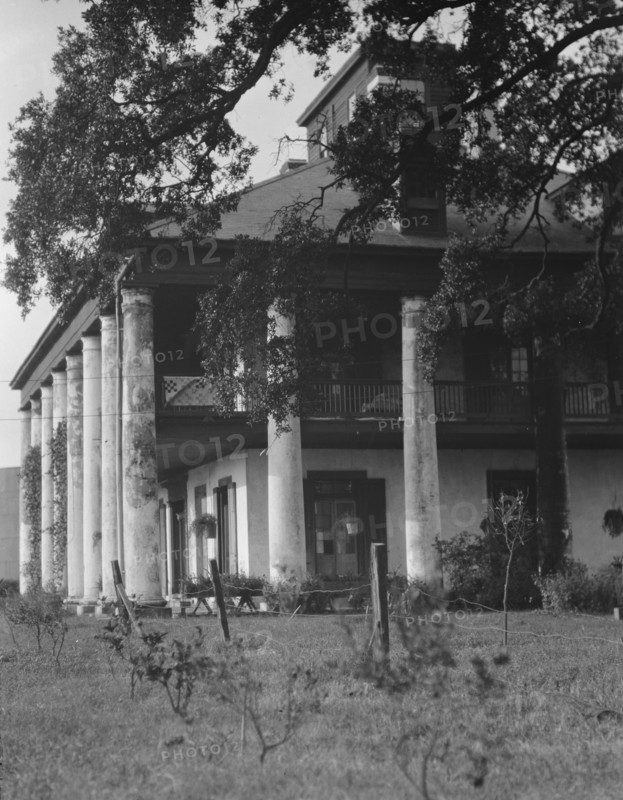 Plantation house, possibly the Belles Demoiselles, New Orleans, between 1920 and 1926. Creator: Arnold Genthe.