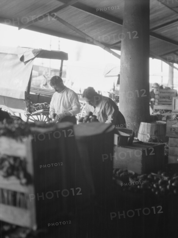 Market scene, New Orleans, between 1920 and 1926. Creator: Arnold Genthe.