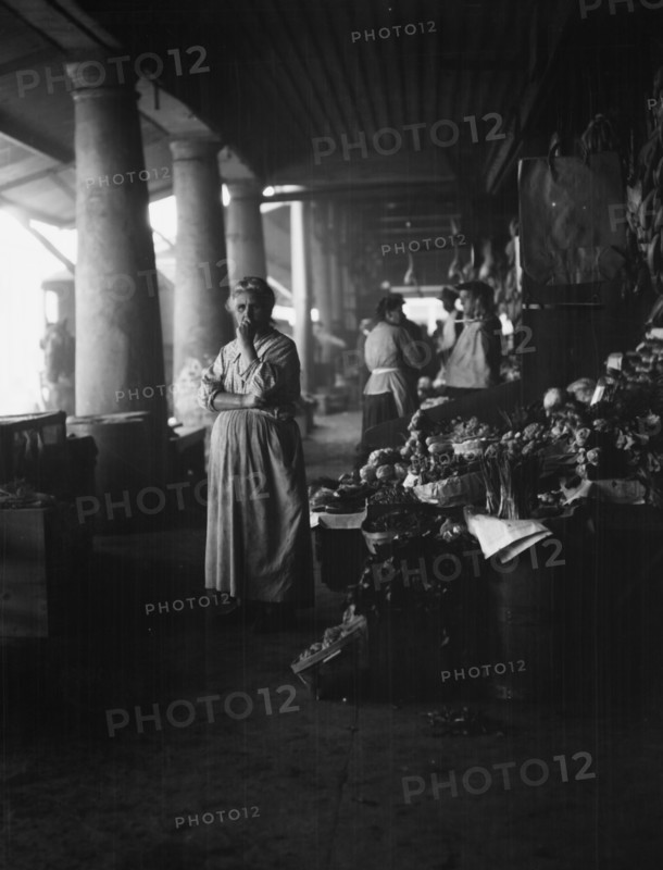 Market scene, New Orleans, between 1920 and 1926. Creator: Arnold Genthe.