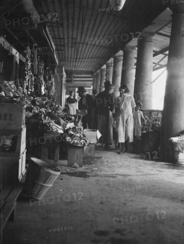 Market scene, New Orleans, between 1920 and 1926. Creator: Arnold Genthe.