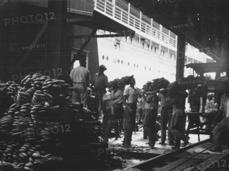 Unloading bananas, New Orleans, between 1920 and 1926. Creator: Arnold Genthe.