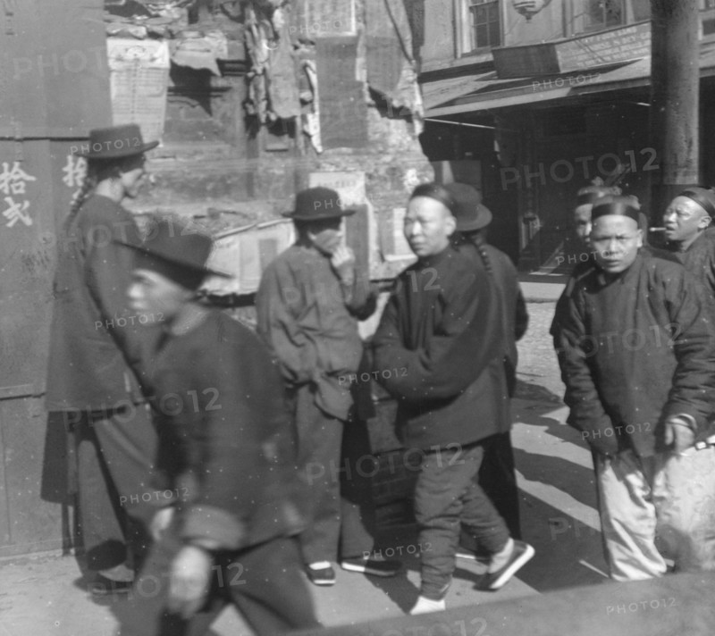 Street scene, Chinatown, San Francisco, between 1896 and 1906. Creator: Arnold Genthe.