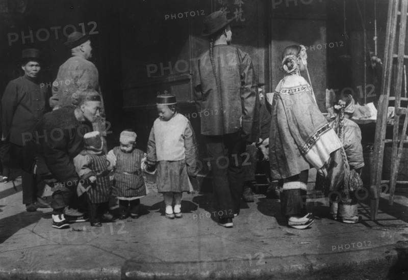 The children's hour, Chinatown, San Francisco, between 1896 and 1906. Creator: Arnold Genthe.