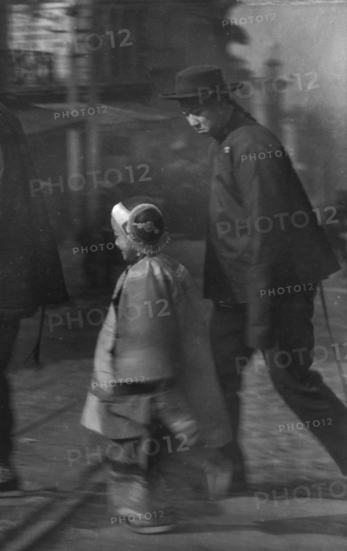 Paying New Year's calls, Chinatown, San Francisco, between 1896 and 1906. Creator: Arnold Genthe.