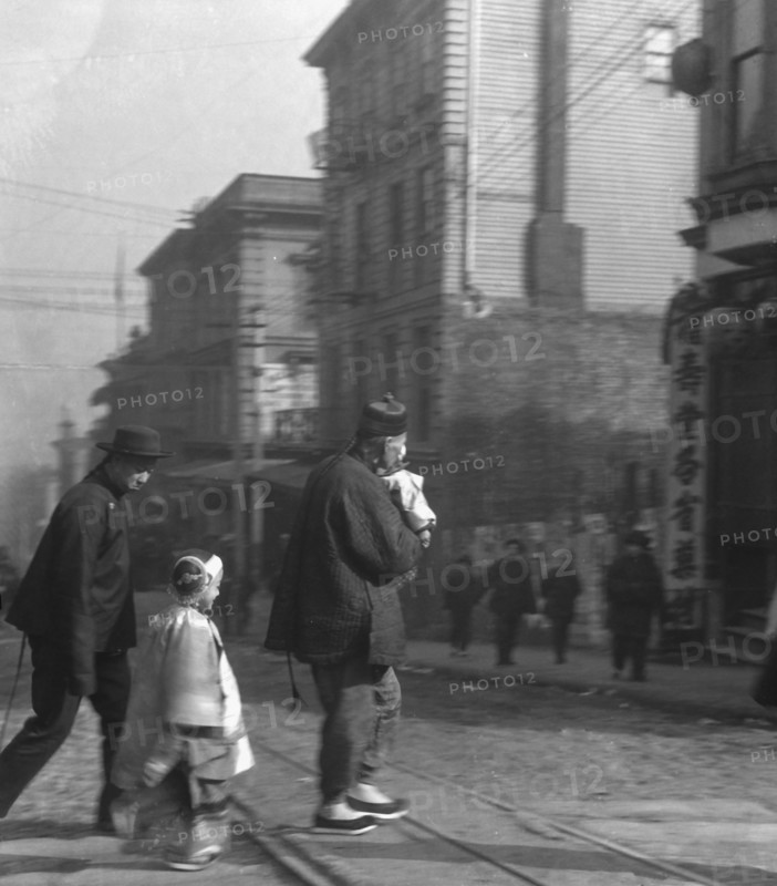 Paying New Year's calls, Chinatown, San Francisco, between 1896 and 1906. Creator: Arnold Genthe.