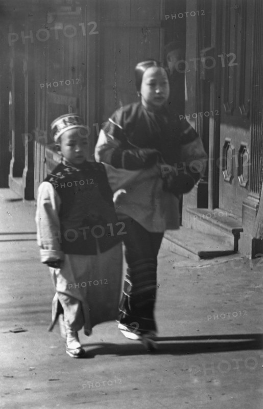 Washington Street, Chinatown, San Francisco, between 1896 and 1906. Creator: Arnold Genthe.