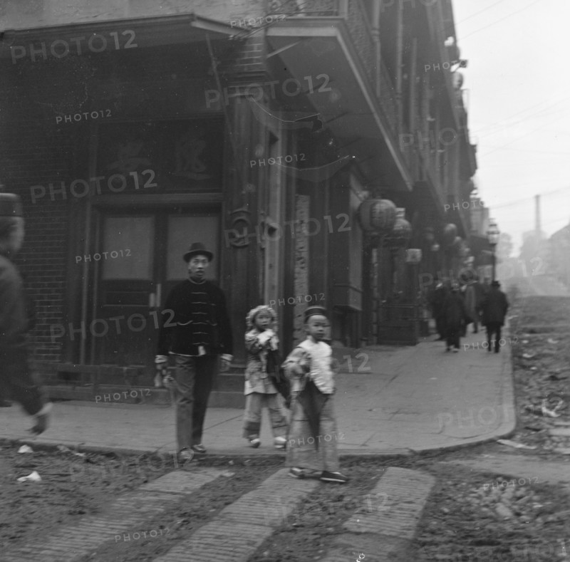 Gambling hall, Jackson Street corner, Chinatown, San Francisco, between 1896 and 1906. Creator: Arnold Genthe.