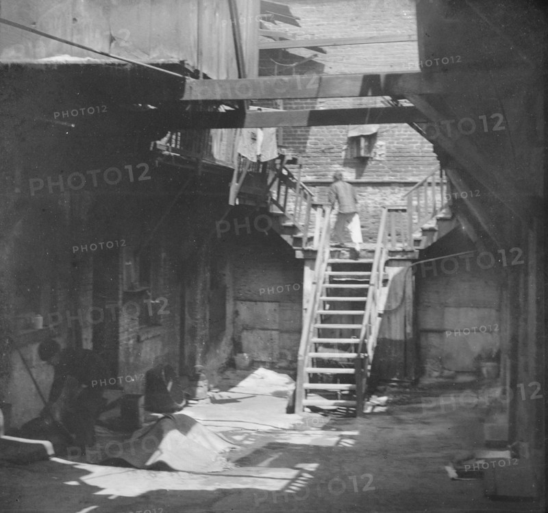 The devil's kitchen, Chinatown, San Francisco, between 1896 and 1906. Creator: Arnold Genthe.